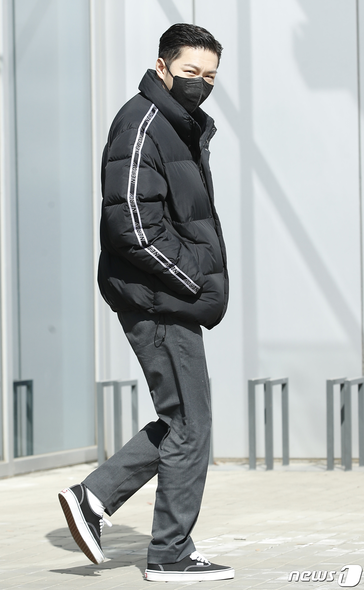 (고양=뉴스1) 권현진 기자 = 비투비(BTOB) 이창섭이 17일 경기도 고양시 JTBC에서 진행되는 '아는 형님'(아형) 녹화를 위해 방송국으로 들어서고 있다. 2022.2.17 …