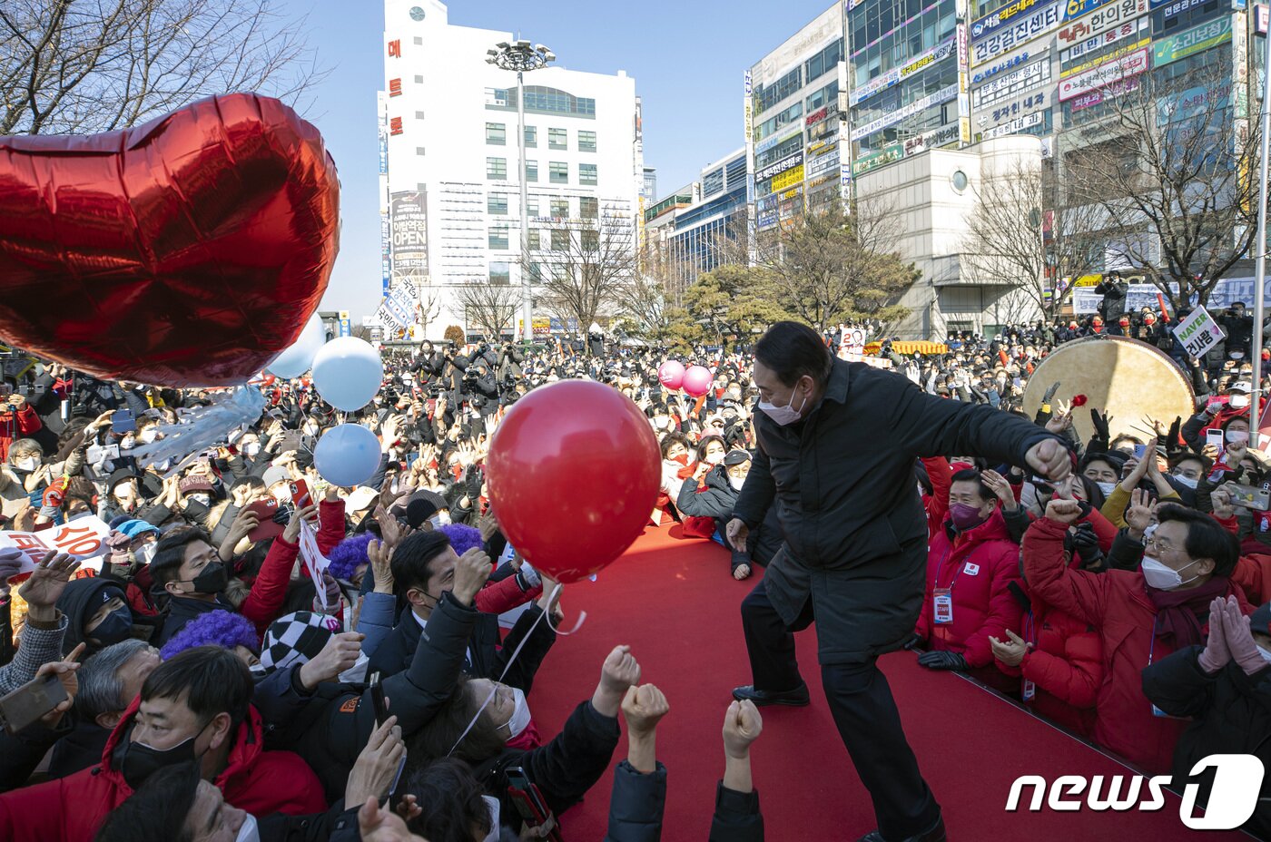 본문 이미지 - 윤석열 국민의힘 대선 후보가 17일 오후 경기 성남시 분당구 야탑역 인근에서 열린 유세에서 유권자들의 지지를 호소하며 ‘어퍼컷 세리머니’를 하고 있다. 2022.2.17/뉴스1 ⓒ News1 구윤성 기자