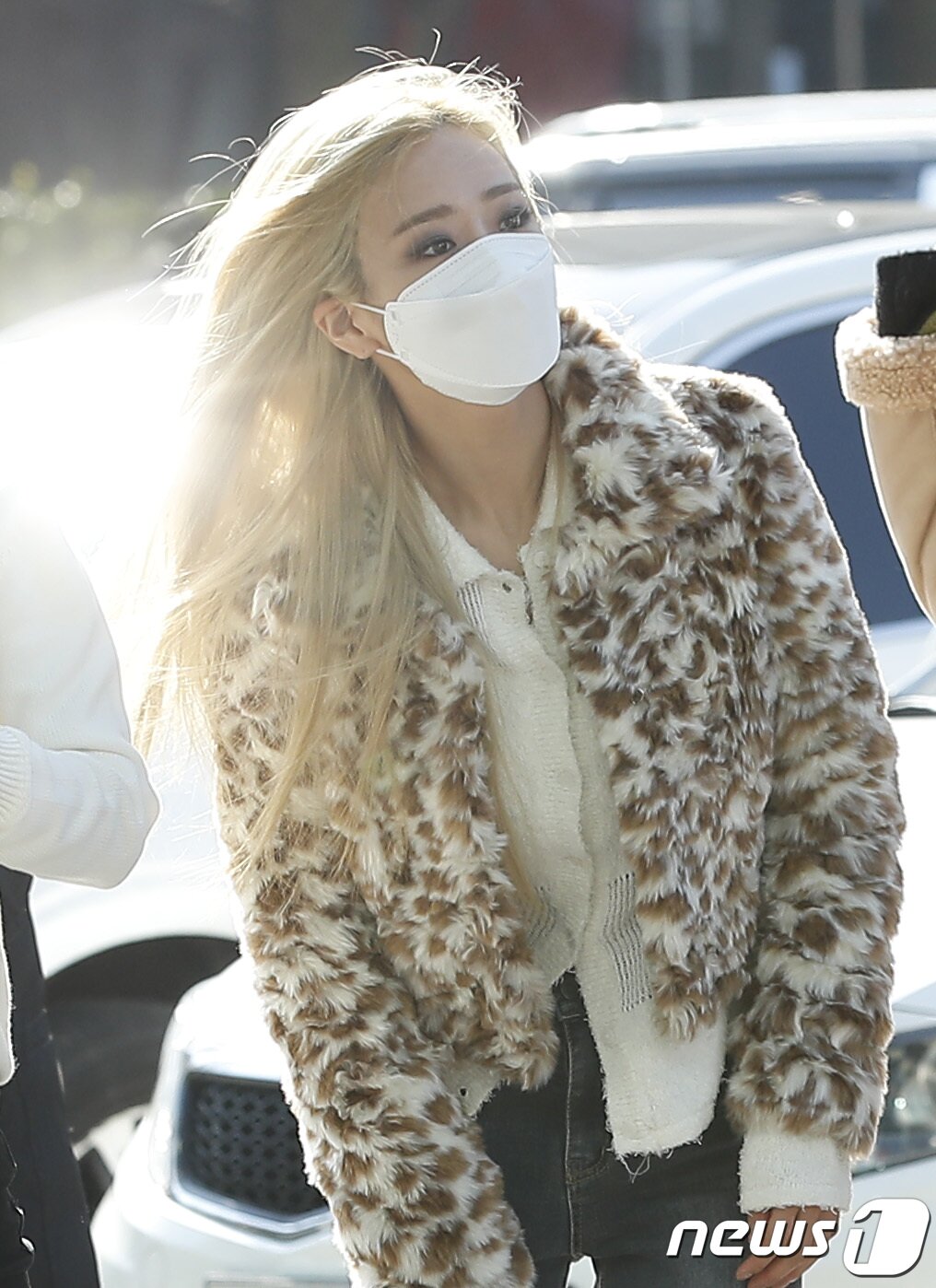 본문 이미지 - 에이핑크(Apink) 윤보미가 17일 오후 서울 양천구 목동 SBS에서 진행된 SBS 라디오 파워FM '두시탈출 컬투쇼'에 참석하고 있다. ⓒ News1 권현진 기자