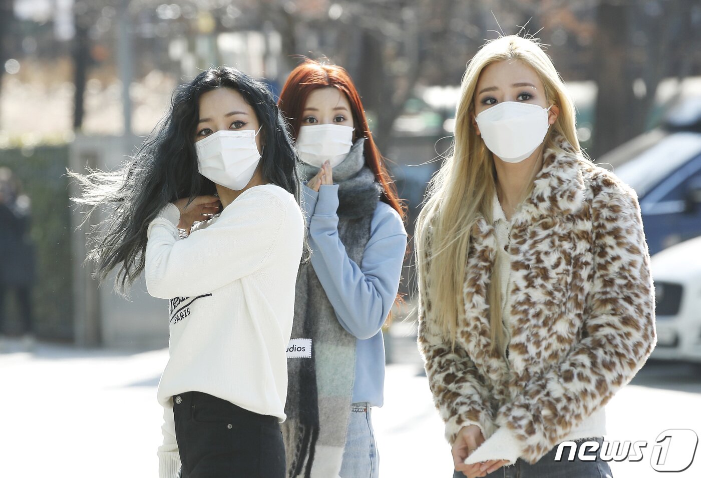 본문 이미지 - 에이핑크(Apink) 김남주(왼쪽부터), 박초롱, 윤보미가 17일 오후 서울 양천구 목동 SBS에서 진행된 SBS 라디오 파워FM '두시탈출 컬투쇼' 출연을 위해 방송국으로 들어서고 있다. ⓒ News1 권현진 기자