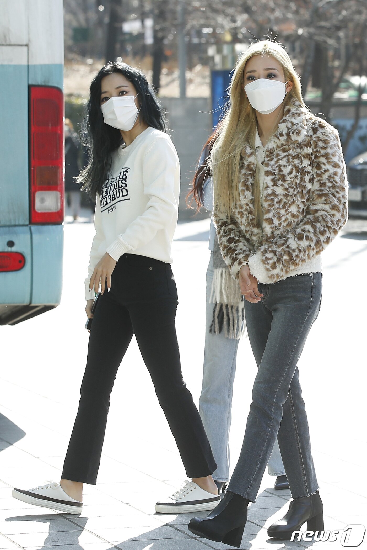 본문 이미지 - 에이핑크(Apink) 김남주, 윤보미(오른쪽)가 17일 오후 서울 양천구 목동 SBS에서 진행된 SBS 라디오 파워FM '두시탈출 컬투쇼' 출연을 위해 방송국으로 들어서고 있다.  ⓒ News1 권현진 기자