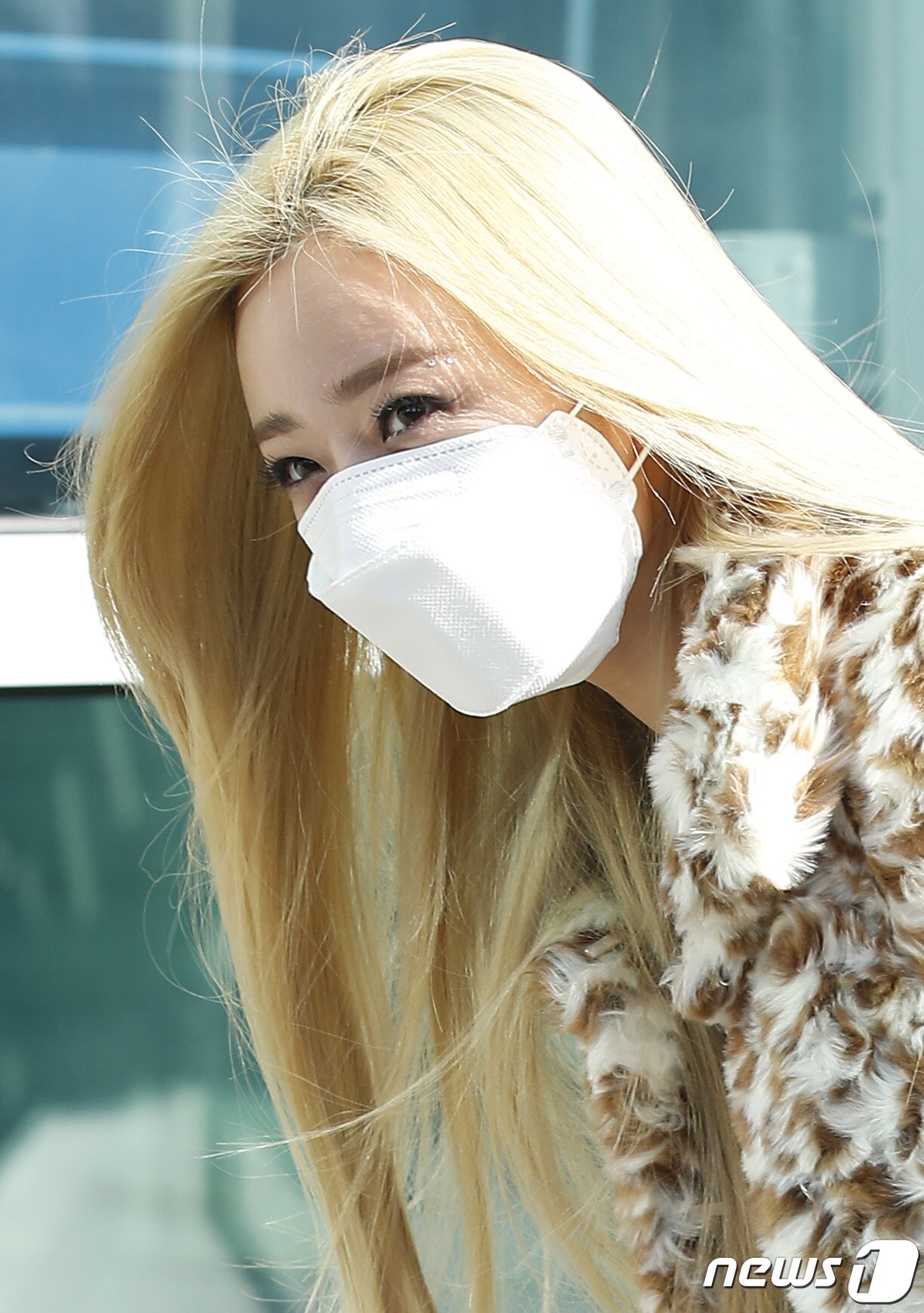 본문 이미지 - 에이핑크 윤보미가 17일 오후 서울 양천구 목동 SBS에서 진행된 SBS 라디오 파워FM '두시탈출 컬투쇼' 출연을 위해 방송국으로 들어서며 인사를 하고 있다.. ⓒ News1 권현진 기자