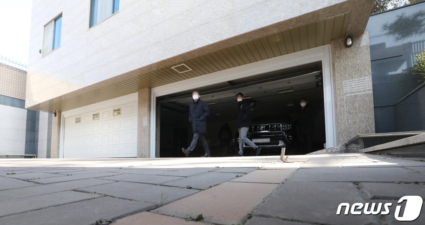 본문 이미지 - 17일 박근혜 전 대통령 사저로 알려진 대구 달성군 유가읍 쌍계리 전원주택에 대한 경호·경비 문제를 놓고 대통령경호처와 경찰 등 실무진이 현장을 찾아 사저 내부를 살펴보고 있다. 2022.2.17/뉴스1 ⓒ News1 공정식 기자