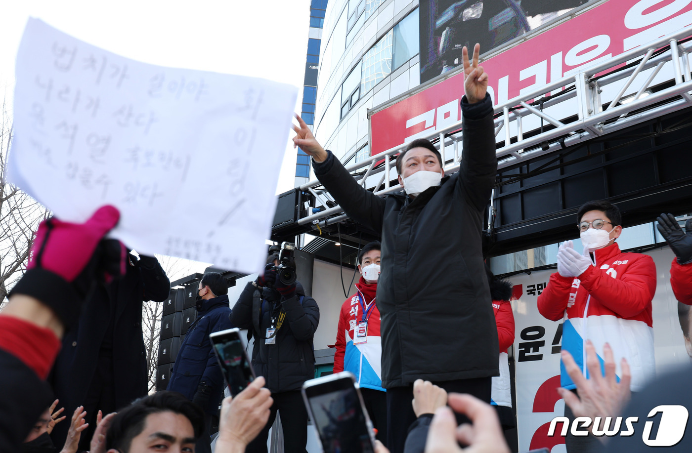 (서울=뉴스1) 국회사진취재단 = 윤석열 국민의힘 대선 후보가 17일 오후 서울 송파구 석촌호수 서호 인근 사거리에서 열린 유세에서 환호하는 지지자들을 향해 인사하고 있다.  20 …