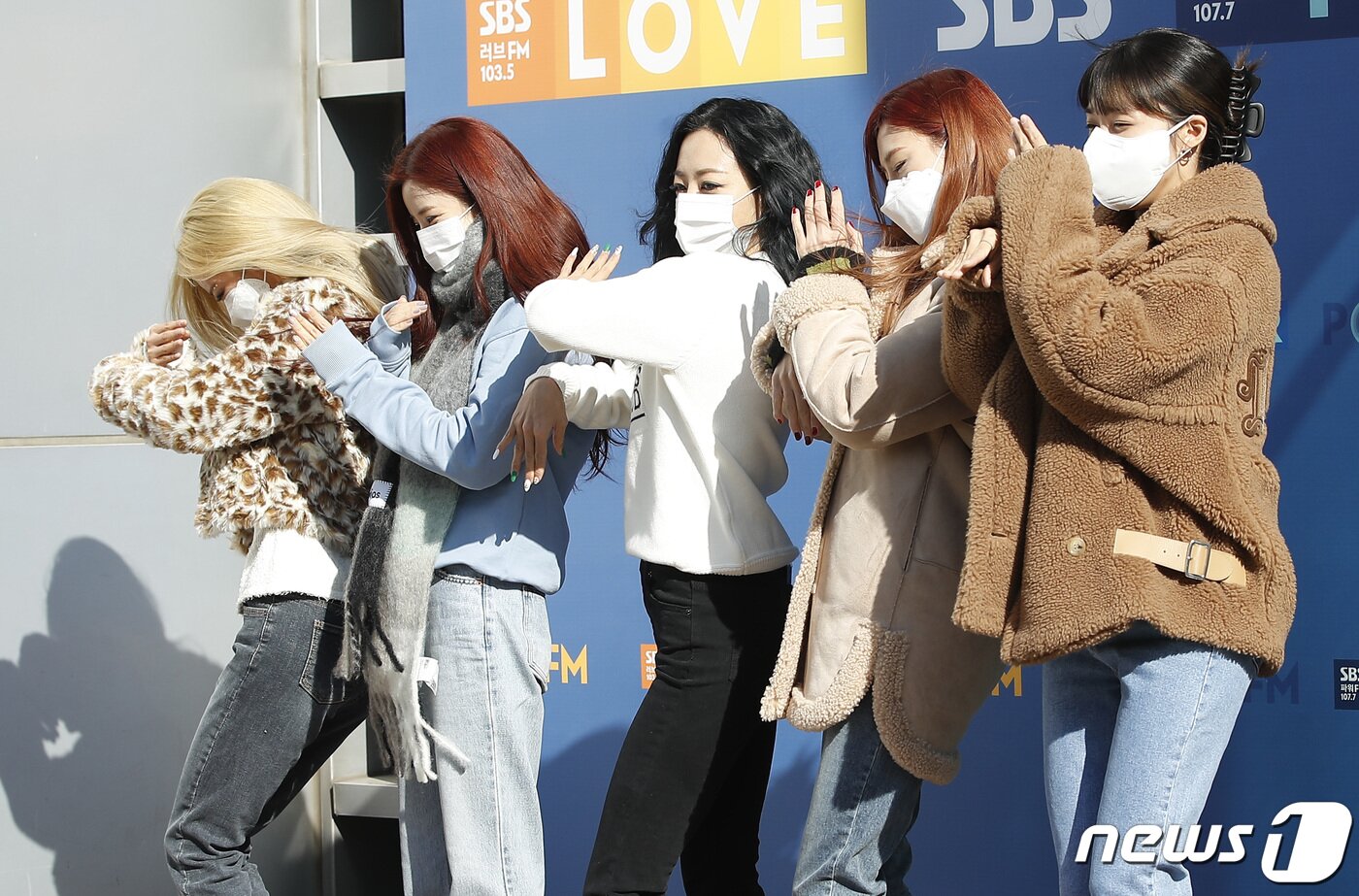 본문 이미지 - 에이핑크(Apink) 윤보미(왼쪽부터), 박초롱, 김남주, 오하영, 정은지가 17일 오후 서울 양천구 목동 SBS에서 진행된 SBS 라디오 파워FM '두시탈출 컬투쇼'에 참석해 신곡 '딜레마' 포인트 안무를 선보이고 있다. ⓒ News1 권현진 기자