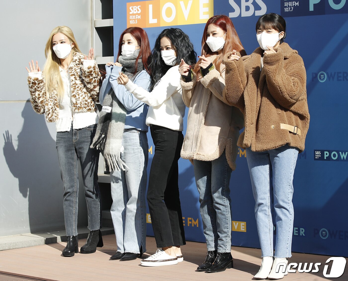 본문 이미지 - 에이핑크(Apink) 윤보미(왼쪽부터), 박초롱, 김남주, 오하영, 정은지가 17일 오후 서울 양천구 목동 SBS에서 진행된 SBS 라디오 파워FM '두시탈출 컬투쇼' 출연을 위해 방송국으로 들어서며 포즈를 취하고 있다. ⓒ News1 권현진 기자