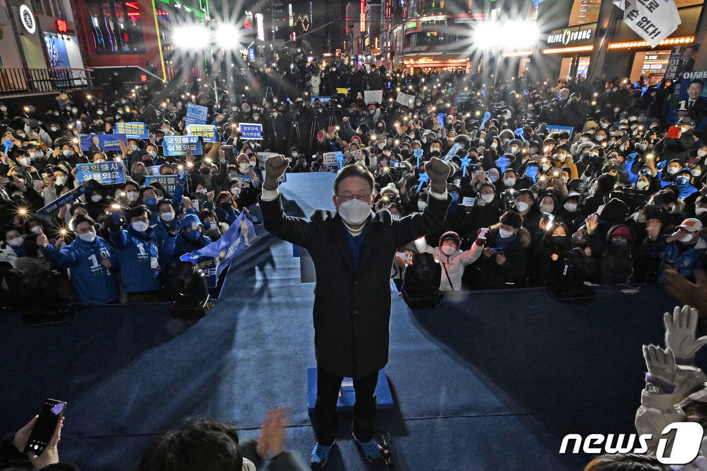본문 이미지 - 이재명 더불어민주당 대선 후보가 17일 오후 서울 마포구 상상마당 앞에서 &#39;이제는 청년이다! 청년기회국 유세&#39;에 나서며 기념촬영을 하고 있다. 2022.2.17/뉴스1 ⓒ News1 국회사진취재단