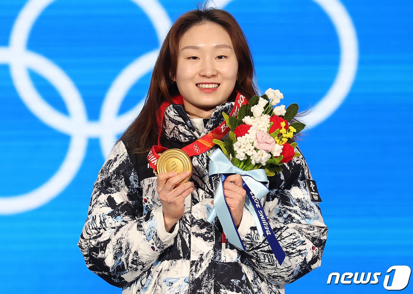 본문 이미지 - 2022 베이징 동계올림픽 쇼트트랙 여자 1500m에서 1위를 차지한 최민정이 17일 오후 중국 베이징 메달플라자에서 열린 메달 수여식에서 금메달을 들어보이고 있다. 2022.2.17 ⓒ 뉴스1 박지혜 기자