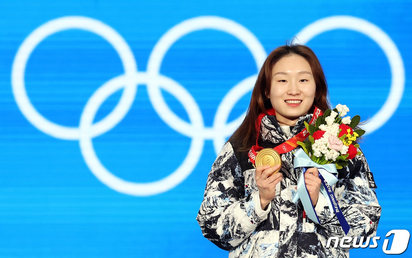 본문 이미지 - 2022 베이징 동계올림픽 쇼트트랙 여자 1500m에서 1위를 차지한 최민정이 17일 오후 중국 베이징 메달플라자에서 열린 메달 수여식에서 금메달을 들어보이고 있다. 2022.2.17/뉴스1 ⓒ News1 박지혜 기자