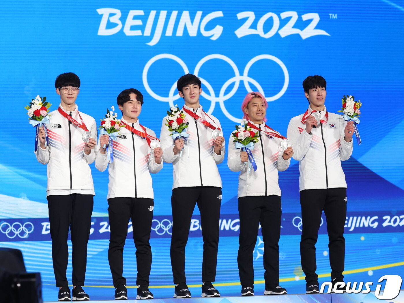 본문 이미지 - 2022 베이징 동계올림픽 쇼트트랙 남자 계주 5000m에서 2위를 차지한 대한민국 쇼트트랙 대표팀의 곽윤기(오른쪽에서 두 번째). 2022.2.17/뉴스1 ⓒ News1 박지혜 기자
