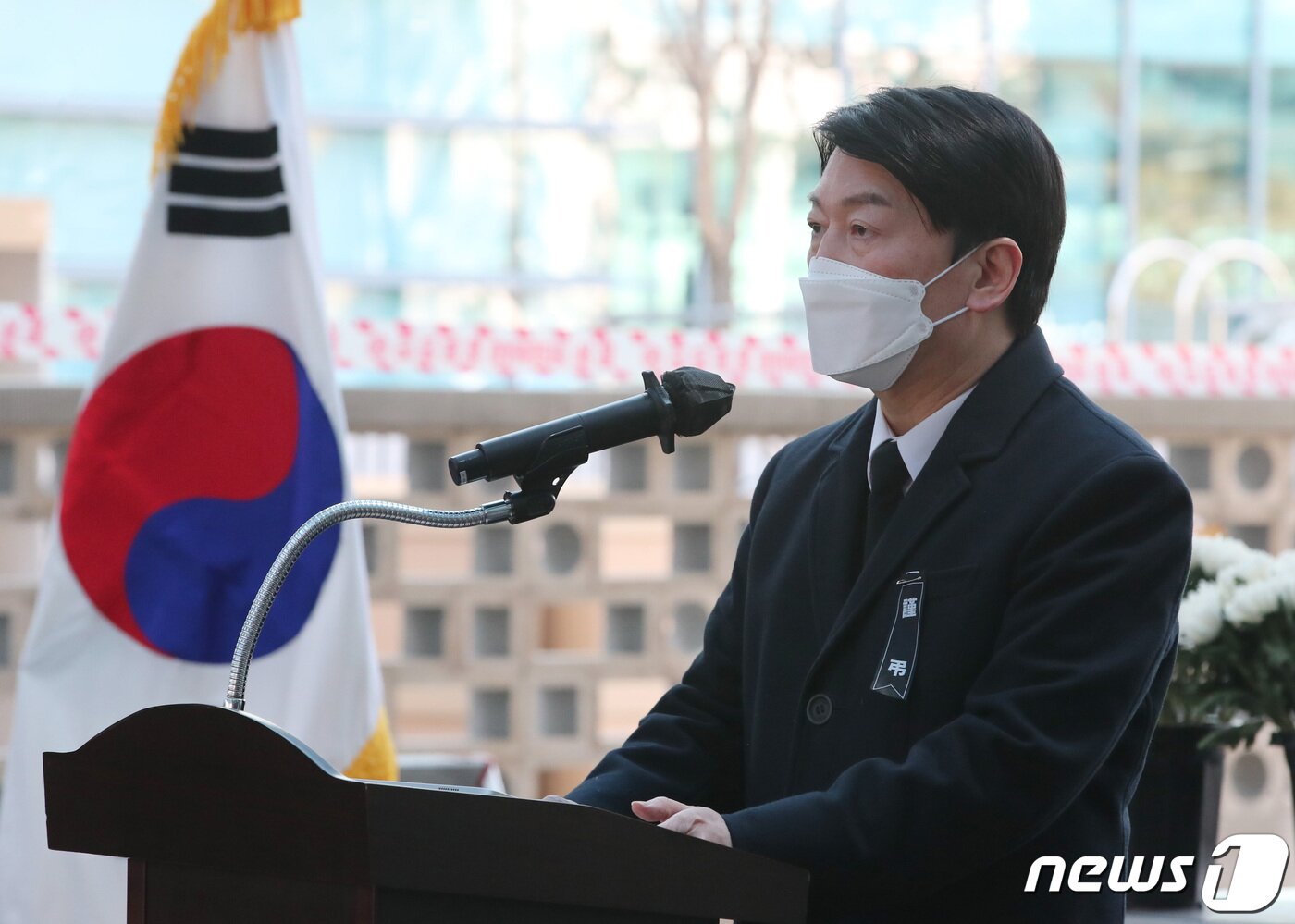 본문 이미지 - 18일 오전 충남 천안 단국대병원 장례식장에서 거행된 故 손평오 국민의당 논산·계룡·금산 지역선대위원장의 연결식에서 안철수 대선 후보가 조사를 하고 있다. 2022.2.18/뉴스1 ⓒ News1 김기태 기자
