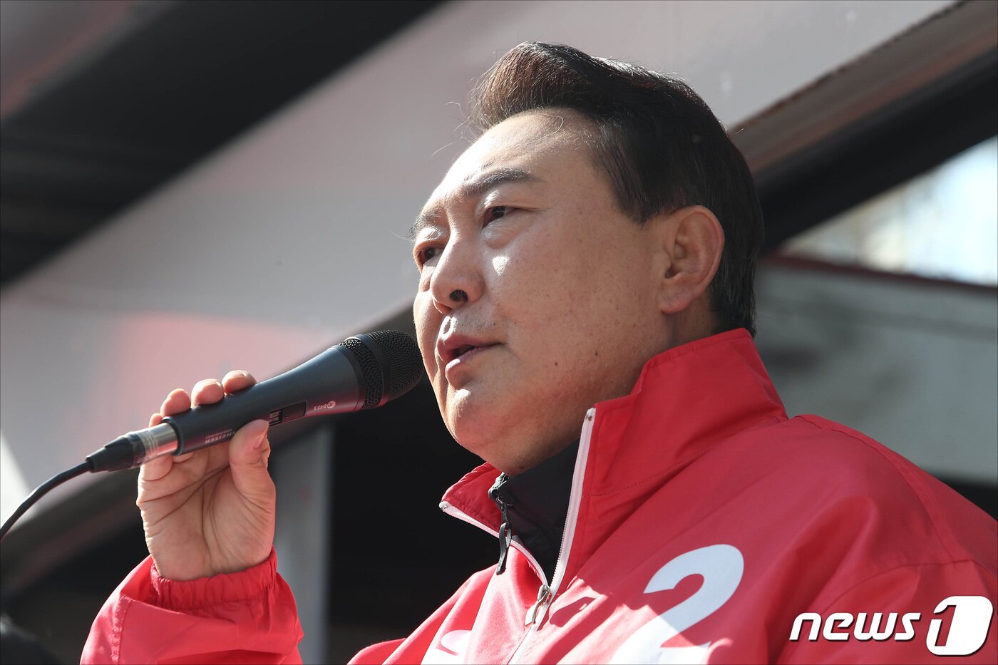 본문 이미지 - 윤석열 국민의힘 대선 후보가 18일 경북 상주시 풍물시장에서 유권자들에게 지지를 호소하고 있다. 2022.2.18/뉴스1 ⓒ News1 구윤성 기자