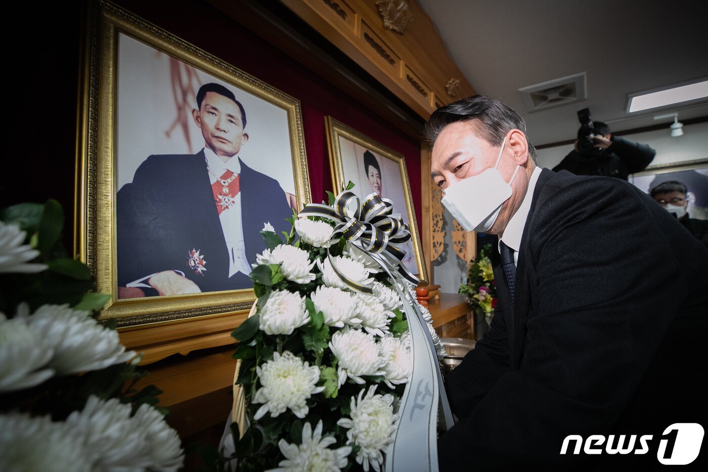 본문 이미지 - 윤석열 국민의힘 대선 후보가 18일 오후 경북 구미시 박정희 대통령의 생가를 찾아 헌화하고 있다. 2022.2.18/뉴스1 ⓒ News1 구윤성 기자