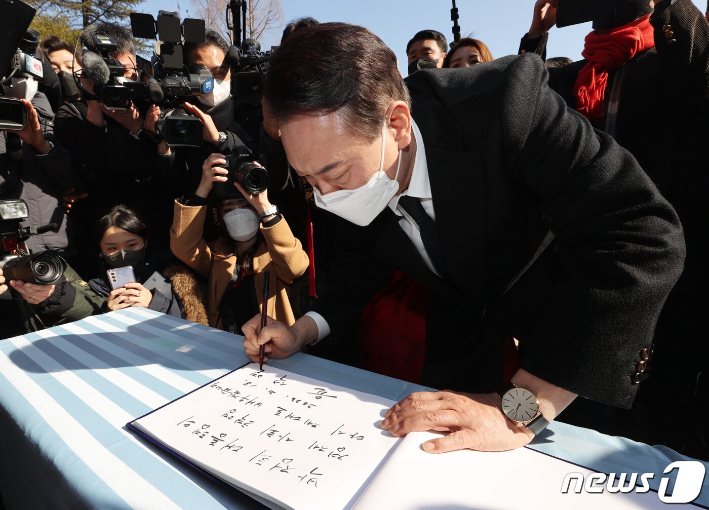 본문 이미지 - 윤석열 국민의힘 대선 후보가 18일 오후 경북 구미시 박정희 대통령의 생가를 찾아 참배한 뒤 방명록을 쓰고 있다. 2022.2.18/뉴스1 ⓒ News1 구윤성 기자