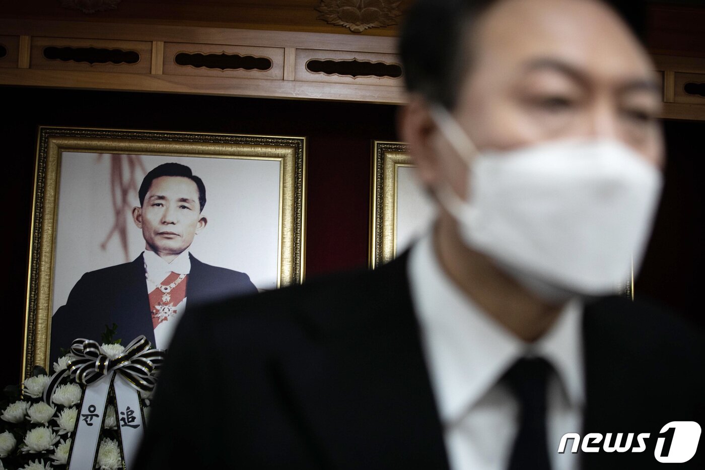 본문 이미지 - 윤석열 국민의힘 대선 후보가 18일 오후 경북 구미시 박정희 대통령의 생가를 찾아 참배한 뒤 돌아서고 있다. 2022.2.18/뉴스1 ⓒ News1 구윤성 기자