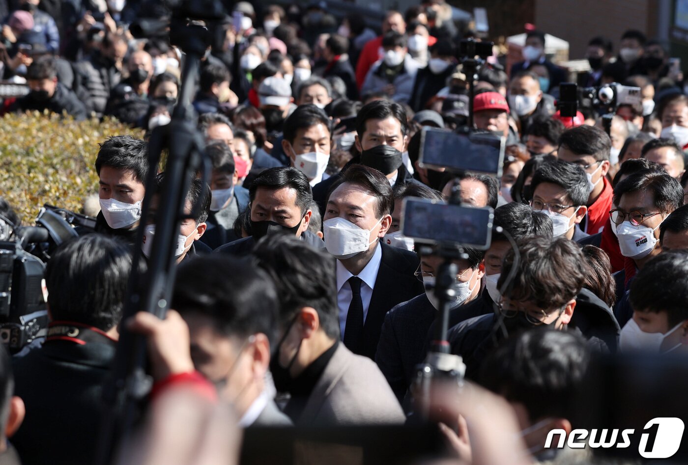 본문 이미지 - 윤석열 국민의힘 대선 후보가 18일 오후 경북 구미시 박정희 대통령의 생가를 방문하고 있다. 2022.2.18/뉴스1 ⓒ News1 구윤성 기자