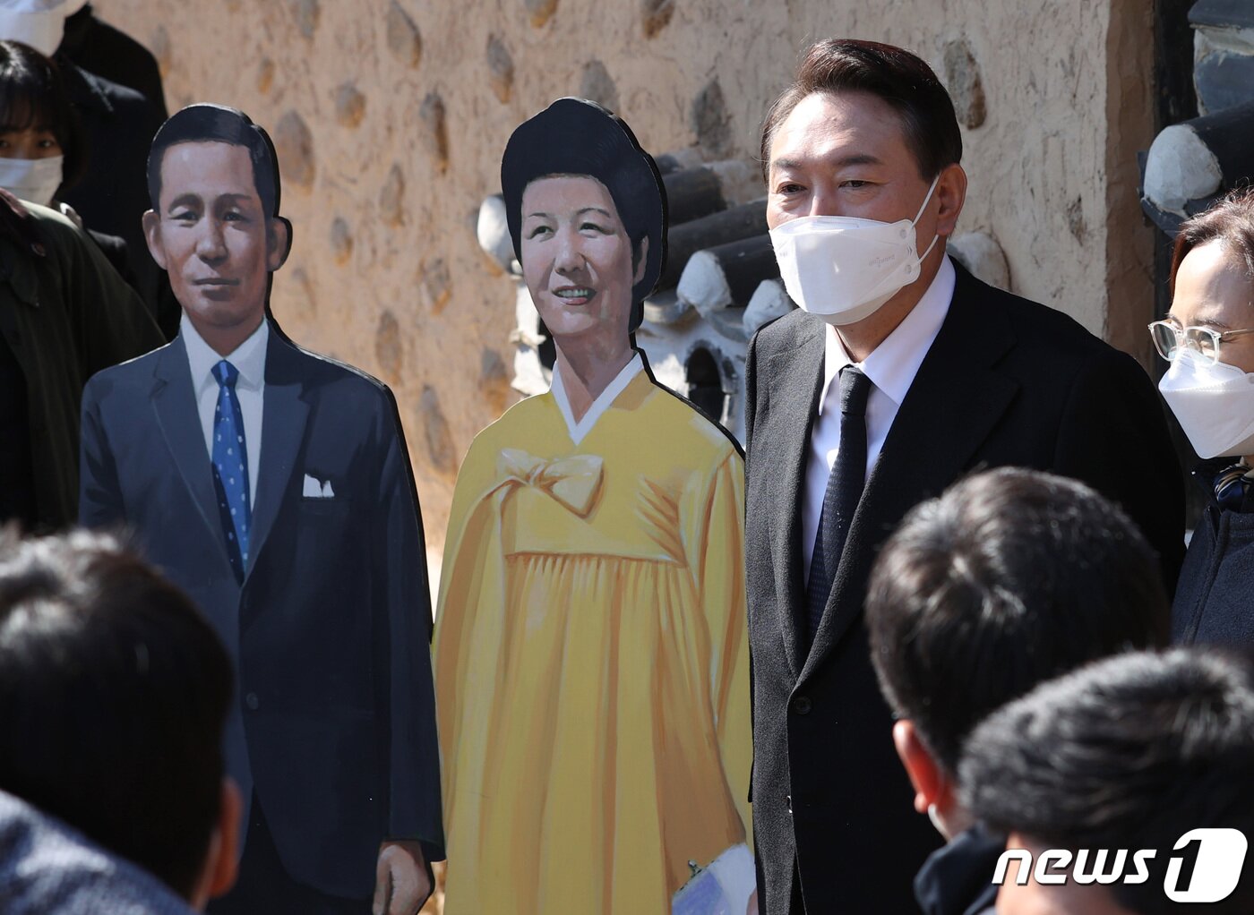 본문 이미지 - 윤석열 국민의힘 대선 후보가 18일 오후 경북 구미시 박정희 대통령의 생가를 찾아 박 전 대통령과 육영수 여사의 등신대 옆에 서고 있다. 2022.2.18/뉴스1 ⓒ News1 구윤성 기자