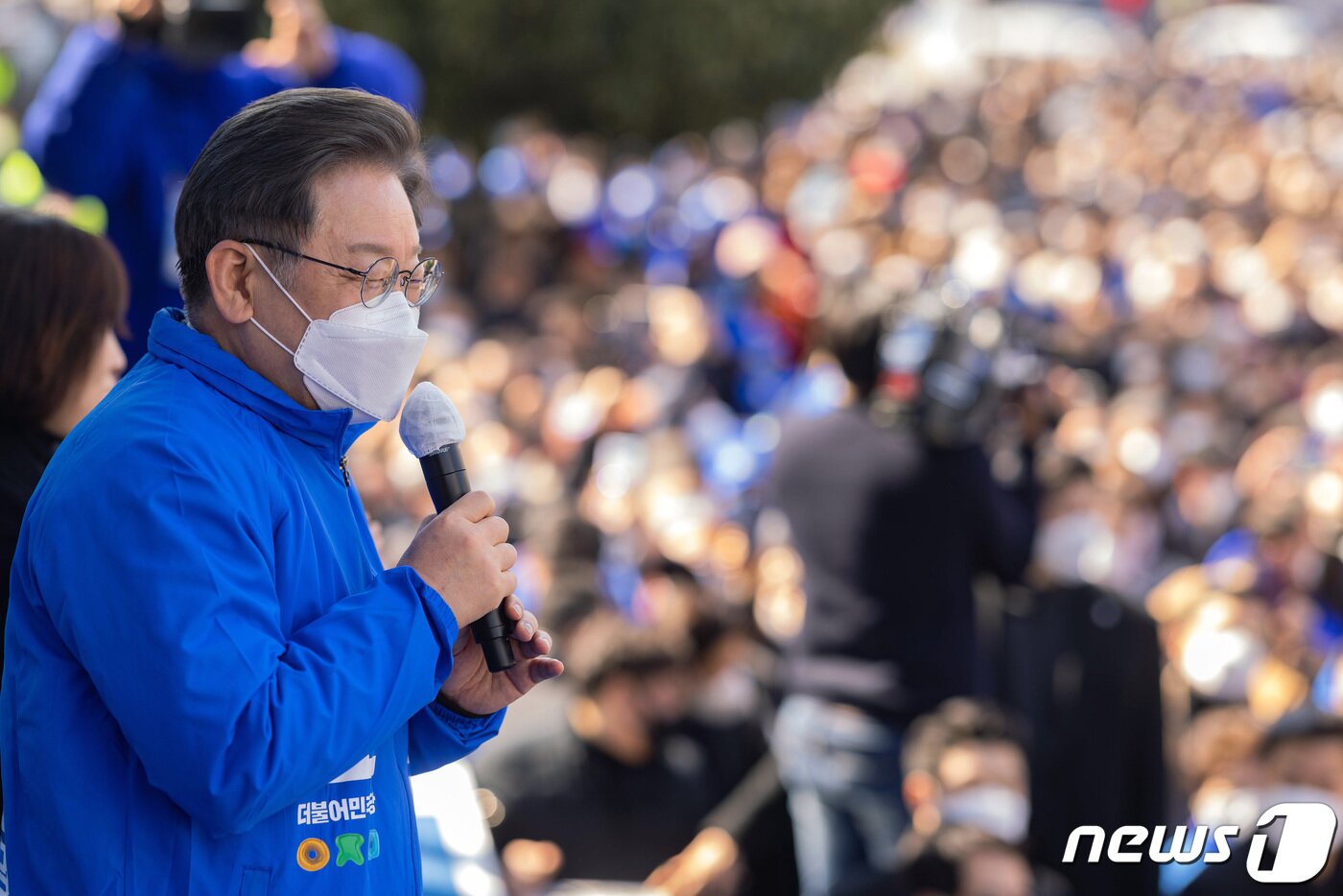 본문 이미지 - 이재명 더불어민주당 대선후보가 18일 오후 전남 목포 평화광장 유세장에서 지지를 호소하고 있다. 2022.2.18/뉴스1 ⓒ News1 오대일 기자