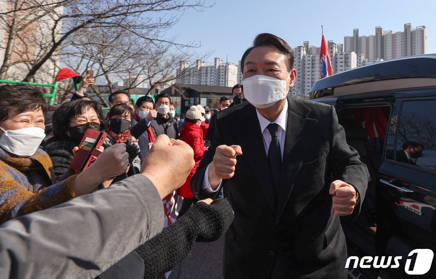 본문 이미지 - 윤석열 국민의힘 대선후보가 18일 오후 경상북도 구미 박정희 전 대통령 생가를 방문해 지지자와 인사 나누고 있다. 2022.2.18/뉴스1 ⓒ News1 구윤성 기자