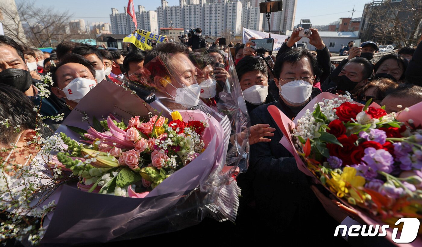본문 이미지 - 윤석열 국민의힘 대선 후보가 18일 오후 경북 구미시 박정희 대통령의 생가를 방문해 지지자들에게 꽃다발을 받고 있다. 2022.2.18/뉴스1 ⓒ News1 구윤성 기자