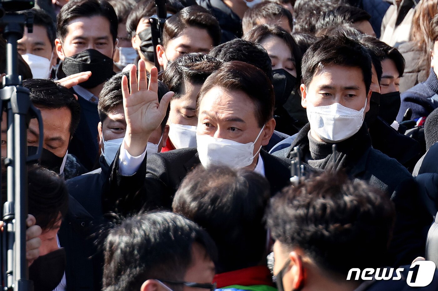 본문 이미지 - 윤석열 국민의힘 대선후보가 18일 오후 경상북도 구미 박정희 전 대통령 생가를 둘러본 뒤 지지자들에게 인사하고 있다. 2022.2.18/뉴스1 ⓒ News1 구윤성 기자