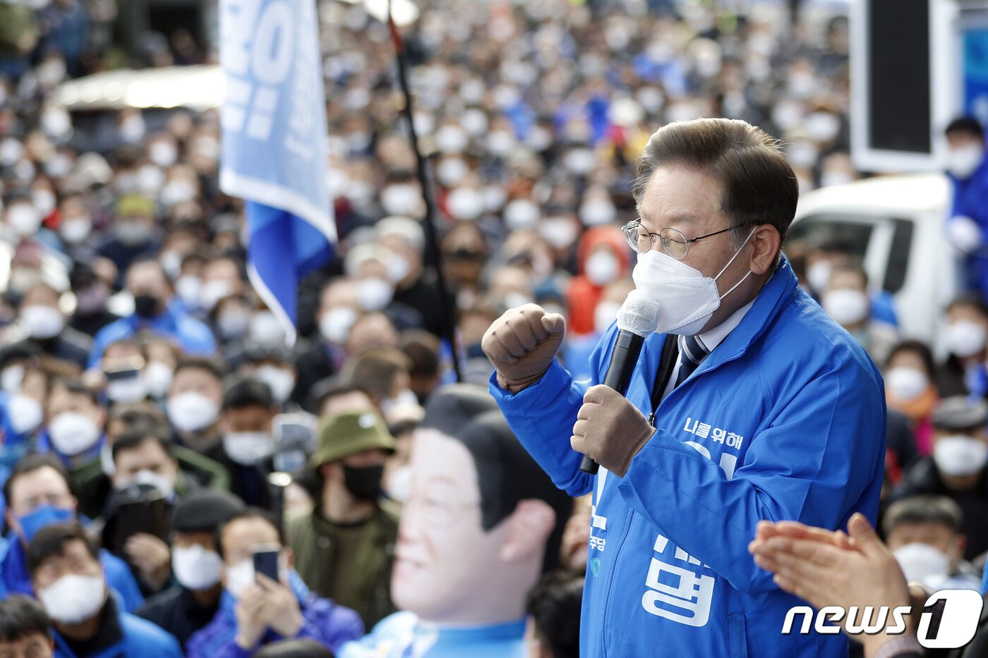 본문 이미지 - 이재명 더불어민주당 대선 후보가 18일 전남 나주목문화관 앞에서 유세를 열고 지지를 호소하고 있다. 2022.2.18/뉴스1 ⓒ News1 오대일 기자