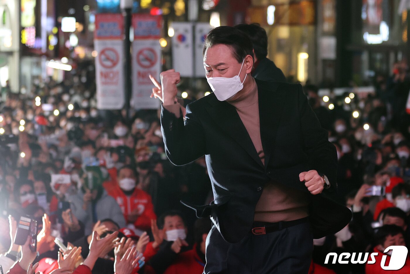 본문 이미지 - 윤석열 국민의힘 대선 후보가 18일 오후 대구 중구 동성로에서 열린 대구·경북 집중 유세에서 '어퍼컷 세리머니'를 하고 있다. 2022.2.18/뉴스1 ⓒ News1 구윤성 기자