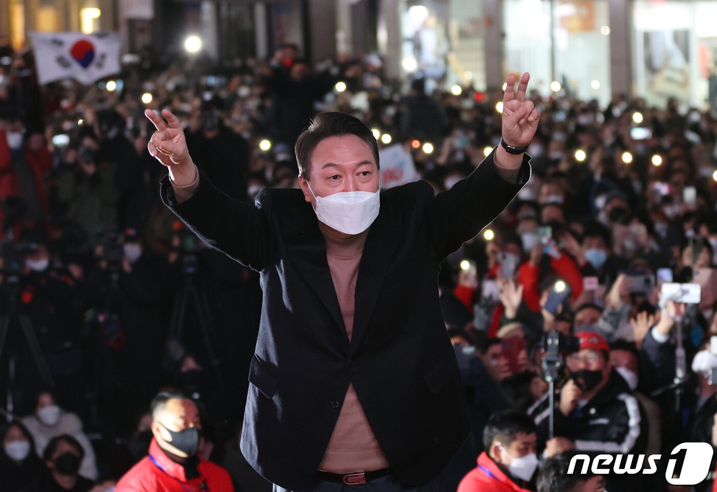 본문 이미지 - 윤석열 국민의힘 대선 후보가 18일 오후 대구 중구 동성로에서 열린 대구·경북 집중 유세에서 지지자들에게 인사하고 있다. 2022.2.18/뉴스1 ⓒ News1 구윤성 기자