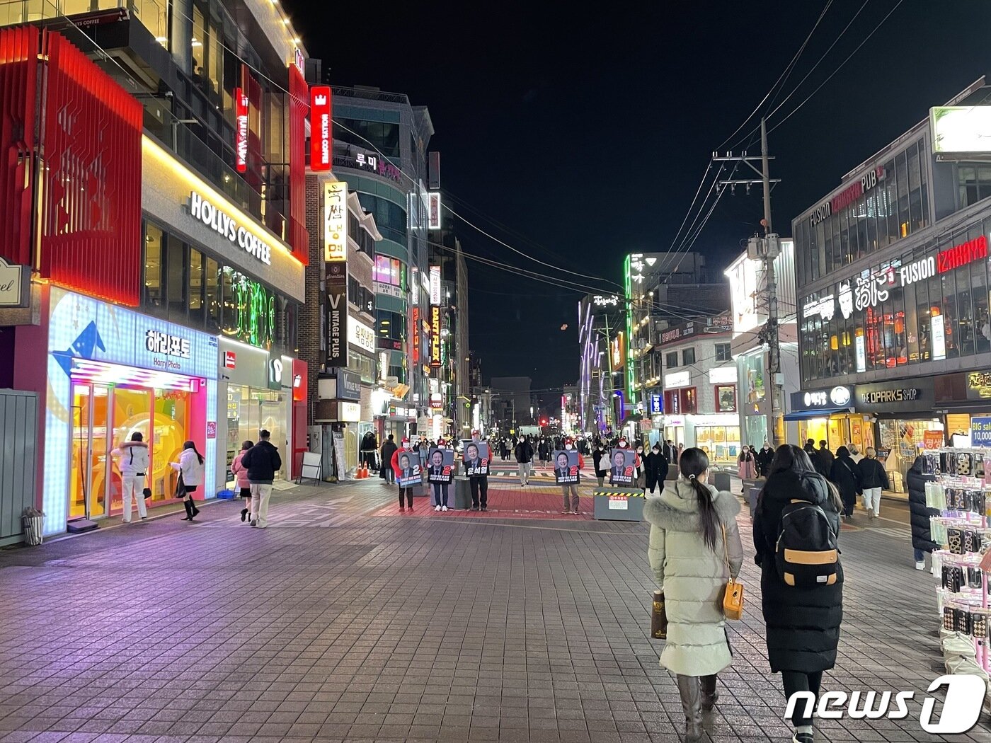 본문 이미지 - 코로나19 일일 신규 확진자 수가 10만명을 돌파한 18일 오후 썰렁한 홍대거리의 모습. ⓒ 뉴스1