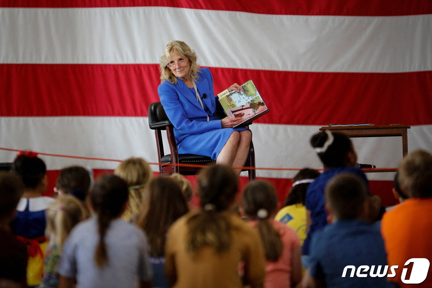 본문 이미지 - 조 바이든 미국 대통령의 부인 질 바이든 여사가 18일(현지시간) 플로리다주 오파 로카 공항에 있는 해안경비대 공군기지서 열린 군인 가족들과 책 읽기 행사에 참석해 자녀들에게 책을 읽어 주고 있다.  (사진은 기사 내용과 관계 없음) ⓒ 로이터=뉴스1 ⓒ News1 우동명 기자