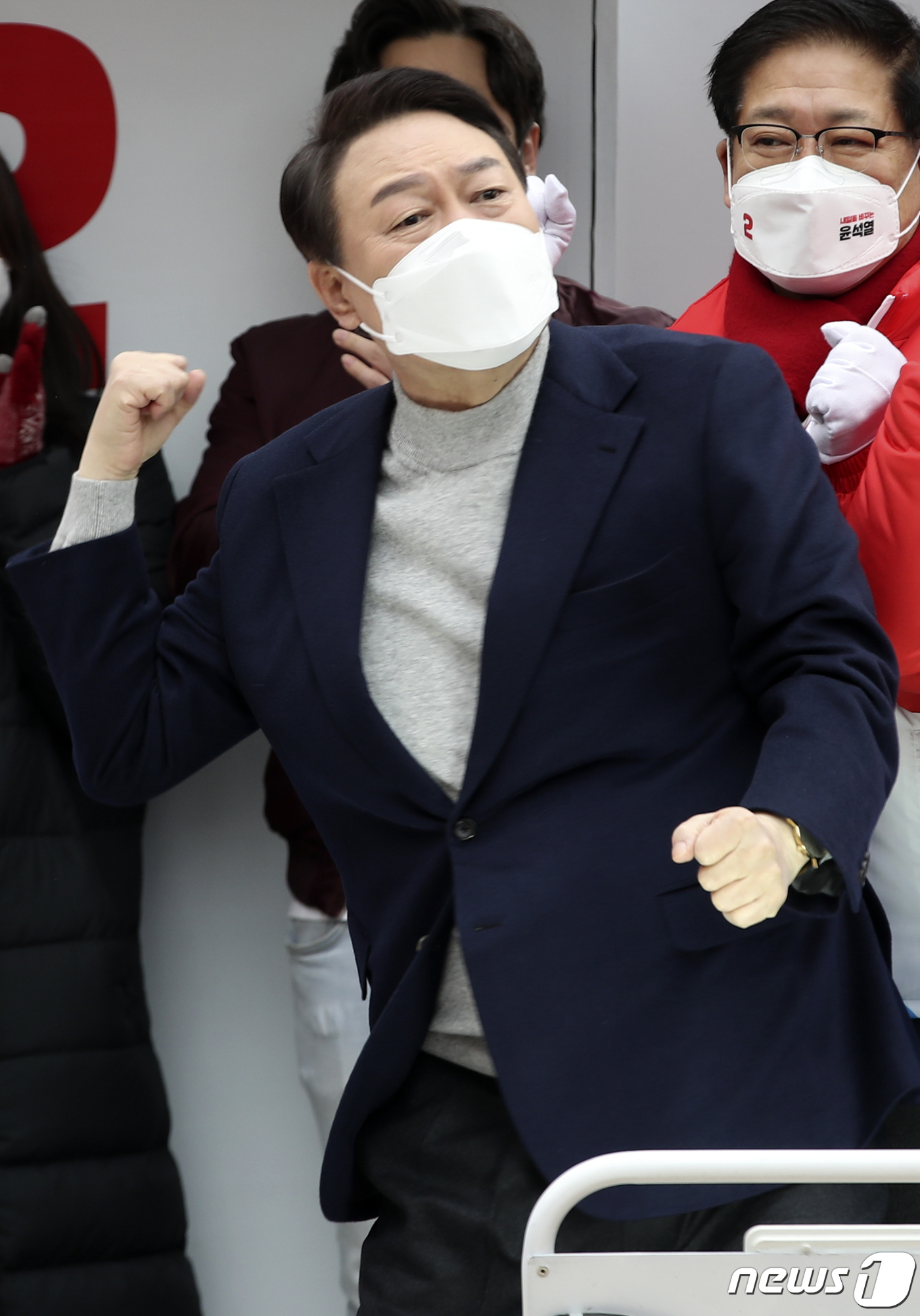 (울산=뉴스1) 윤일지 기자 = 윤석열 국민의힘 대선 후보가 19일 오전 울산 남구 롯데백화점 울산점 앞 광장에서 열린 유세에서 어퍼컷 세리머니를 펼치며 지지를 호소하고 있다. 2 …