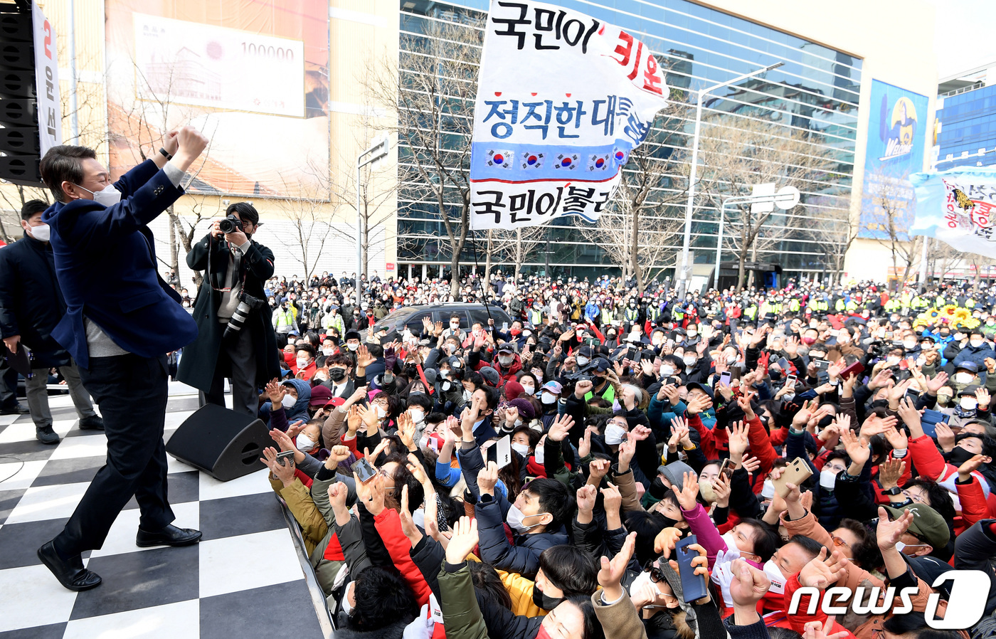(양산=뉴스1) 구윤성 기자 = 윤석열 국민의힘 대선 후보가 19일 오전 경남 양산시 이마트 양산점 인근에서 유세를 펼치며 '어퍼컷 세리머니'를 하고 있다. 2022.2.19/뉴스 …