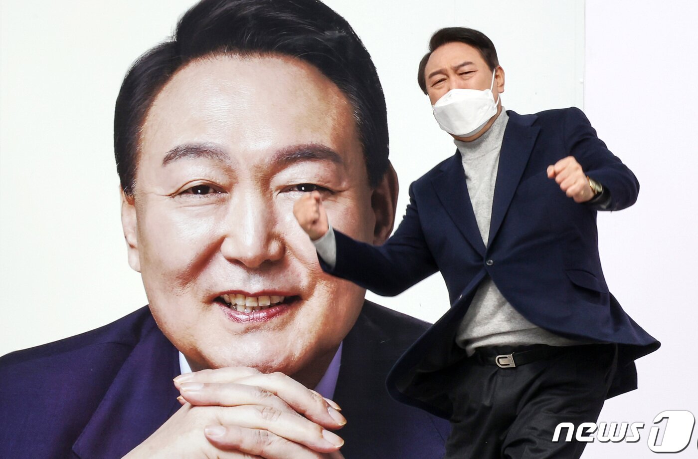 본문 이미지 - 윤석열 국민의힘 대선 후보가 19일 오후 경남 김해시 김수로왕릉 앞에서 열린 경남지역 순회유세에서 '어퍼컷 세리머니'를 하고 있다. 2022.2.19/뉴스1 ⓒ News1 구윤성 기자