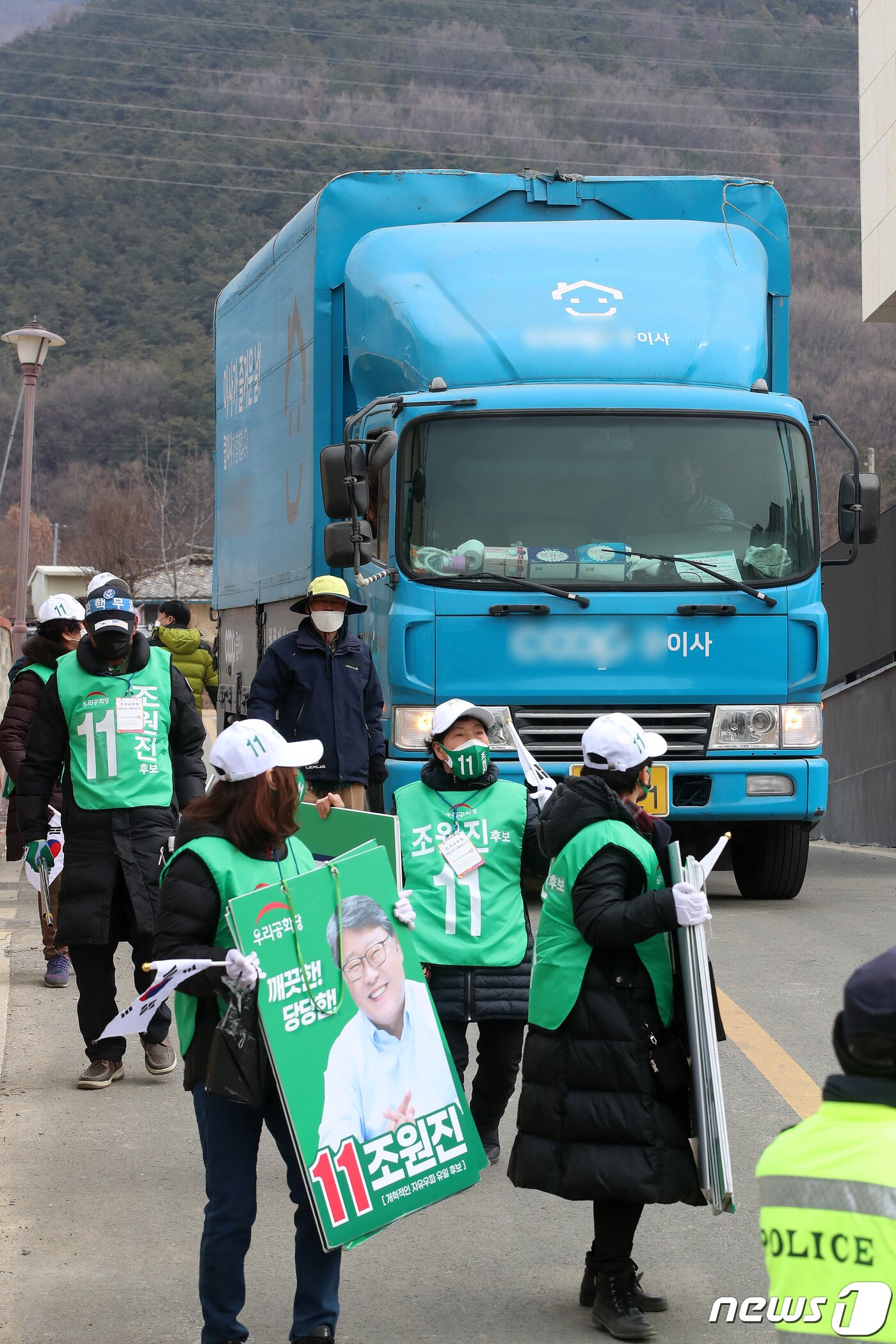 본문 이미지 - 19일 오전 우리공화당 당원 및 지지자들이 대구 달성군 유가읍 박근혜 전 대통령 사저 주변을 돌아보는 가운데 이삿짐업체 차량이 사저 인근 골목으로 진입하고 있다.  ‘박 전 대통령의 이삿짐’이라는 추측이 나와 순간 긴장이 감돌았지만 사저 인근 주택의 이사로 확인됐다. 2022.2.19/뉴스1 ⓒ News1 공정식 기자