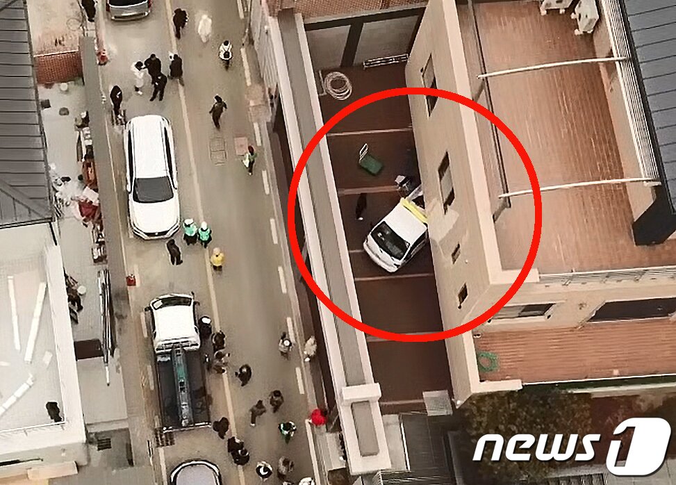 본문 이미지 - 19일 오전 대구 달성군 유가읍 박근혜 전 대통령 사저에서 트럭이 물건을 내리는 등 입주 준비가 진행되는 모습이 포착됐다. 2022.2.19/뉴스1 ⓒ News1 공정식 기자