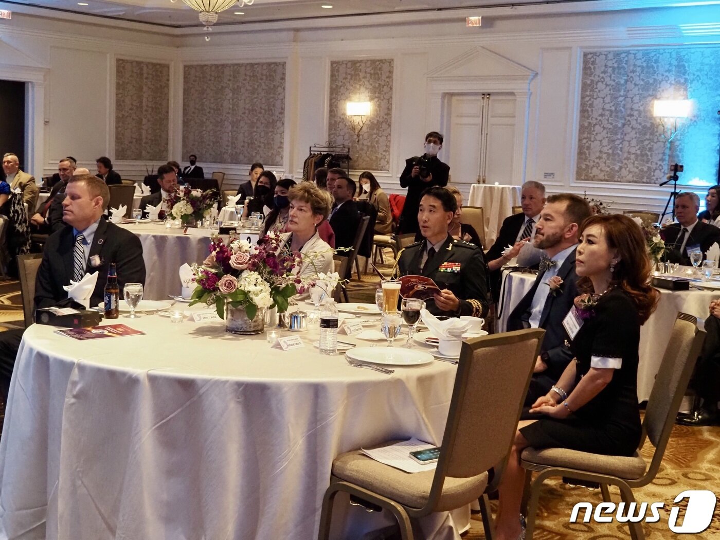 본문 이미지 - 미주한미동맹재단이 18일&#40;현지시간&#41; 버지니아주 한 호텔에서 창립식을 갖고 있다. 왼쪽 2번째부터 캐슬린 스티븐슨 전 주한 미국대사와 이경구 주미대사관 국방무관, 챕 피터슨 버지니아 주의회 상원의원, 최태은 미주한미동맹재단 회장이 테이블에 앉아 있다. ⓒ 뉴스1