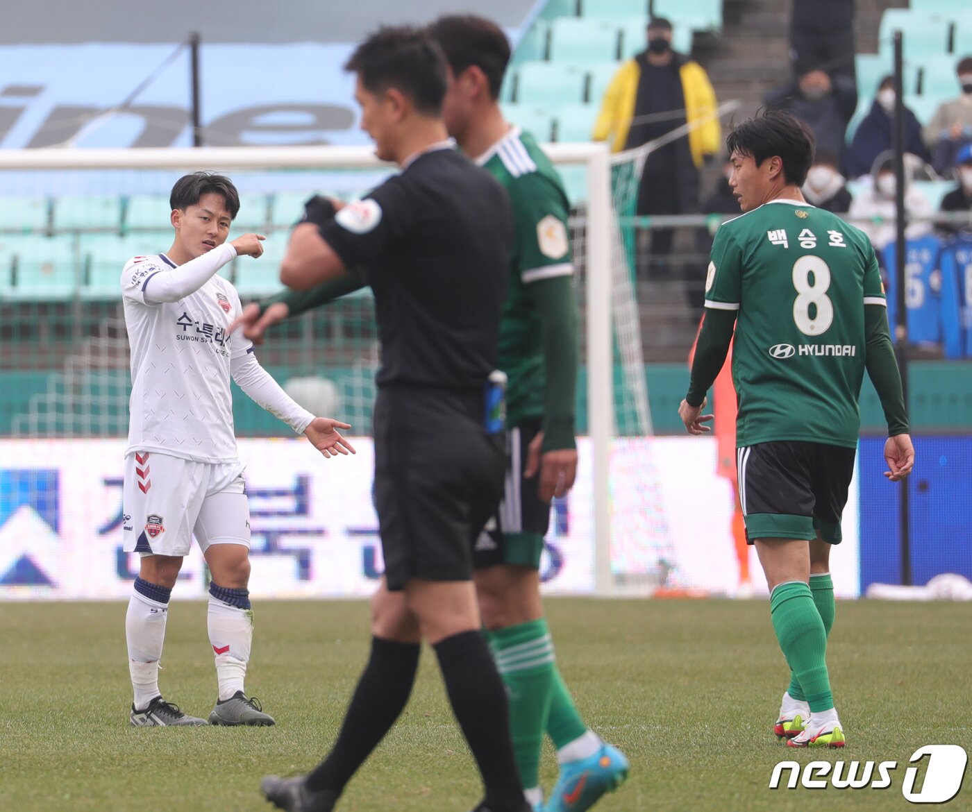 본문 이미지 - 19일 전북 전주시 전주월드컵경기장에서 열린 K리그1 하나원큐 개막전 전북현대와 수원FC의 경기 모습. 같은 그라운드 위에서 경기 펼치는 이승우(왼쪽)와 백승호(오른쪽). 2022.2.19/뉴스1 ⓒ News1 유경석 기자