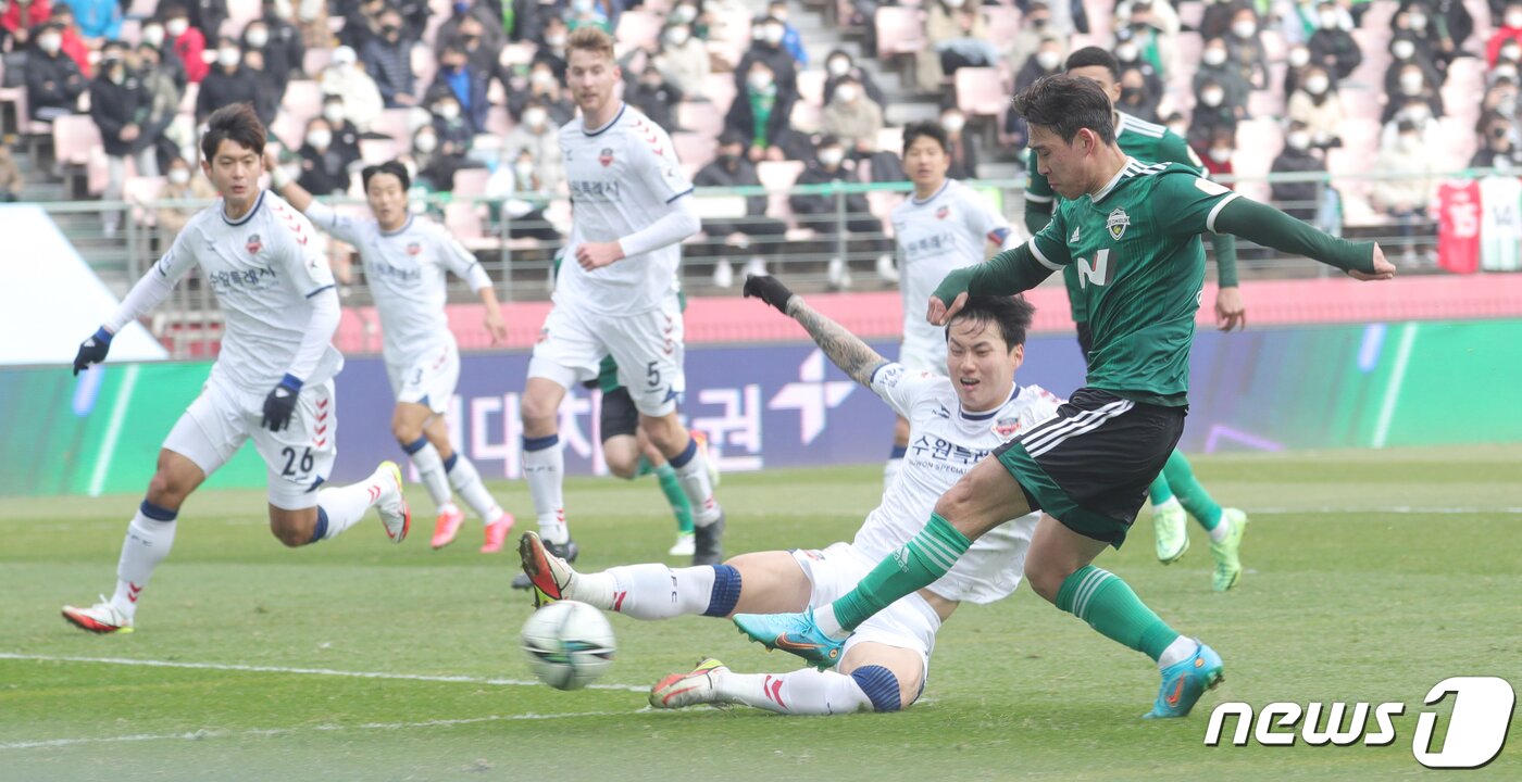 본문 이미지 - 19일 전북 전주시 전주월드컵경기장에서 열린 K리그1 하나원큐 개막전 전북현대와 수원FC의 경기에서 전북현대 송민규가 슛을 하고 있다. 2022.2.19/뉴스1 ⓒ News1 유경석 기자