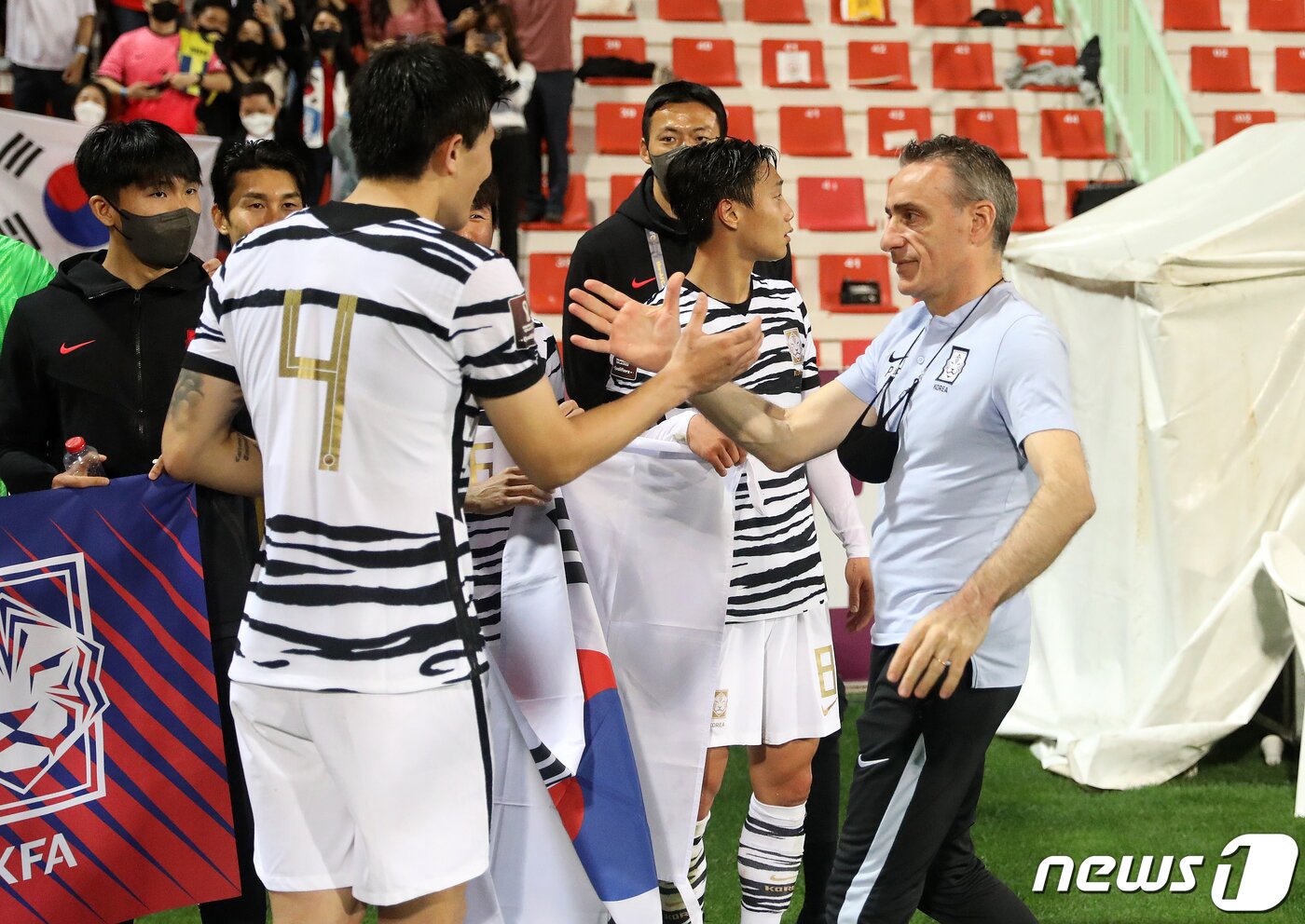 본문 이미지 - 1일 오후(현지시간) 아랍에미리트(UAE) 두바이 라쉬드 스타디움에서 열린 '2022 카타르월드컵 아시아 최종예선 A조 8차전' 대한민국과 시리아의 경기에서 2대0으로 승리, 10회 연속 월드컵 본선 진출의 쾌거를 달성한 파울루 벤투 축구 대표팀 감독이 김민재와 하이파이브를 하고 있다. 2022.2.2/뉴스1 ⓒ News1 김진환 기자