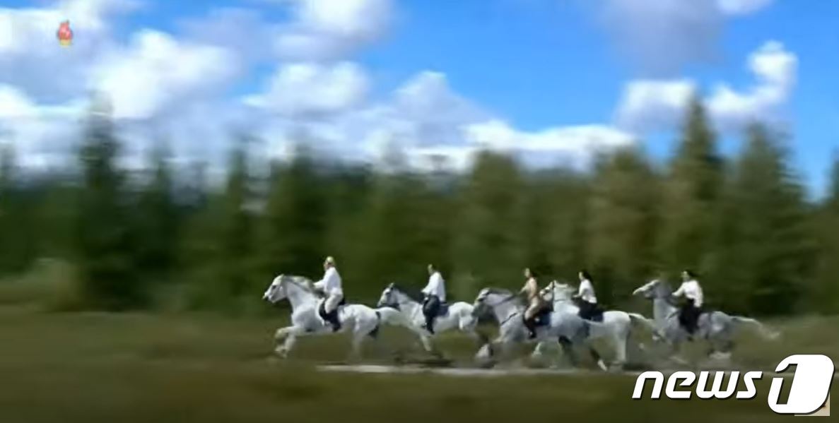 본문 이미지 - 북한 조선중앙TV가 1일 '위대한 승리의 해 2021년'란 제목의 기록영화를 통해 김정은 조선노동당 총비서가 말을 타고 질주하는 모습을 공개했다. 부인 리설주 여사와 동생 김여정 당 부부장, 조용원 당 조직비서, 현송월 당 부부장 등이 뒤따르고 있다. (조선중앙TV 갈무리)ⓒ 뉴스1