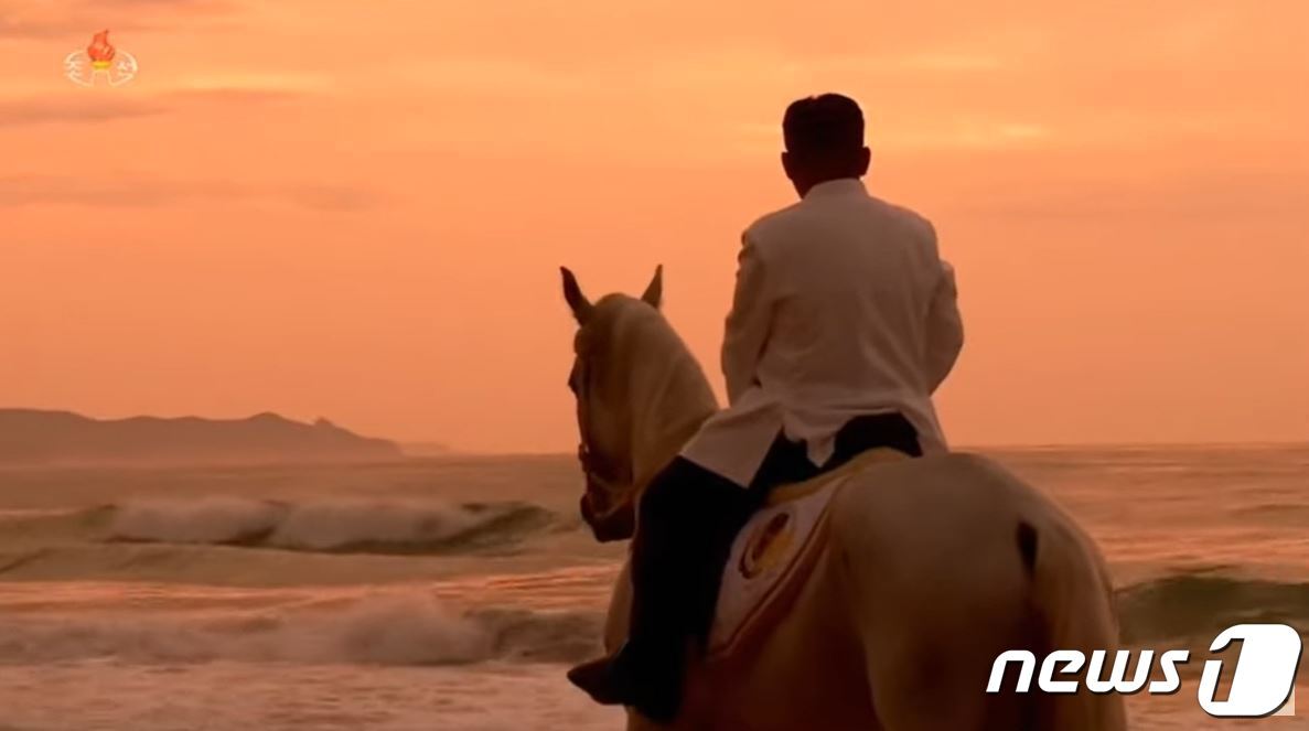 본문 이미지 - 북한 조선중앙TV가 1일 '위대한 승리의 해 2021년'란 제목의 기록영화 방송에서 공개한 김정은 조선노동당 총비서.(조선중앙TV 갈무리)ⓒ 뉴스1