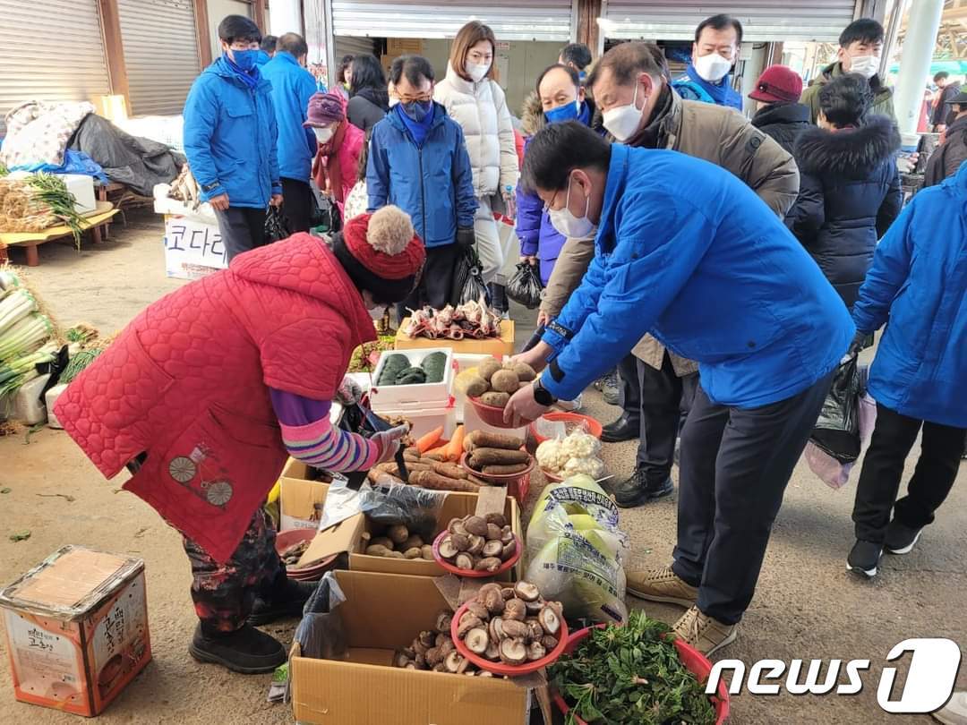 본문 이미지 - 서삼석 의원(전남 영암·무안·신안)이 31일 설 대목장이 열린 영암읍 전통시장에서 물건을 구입하며 민심을 듣고 있다.2022.1.31ⓒ 뉴스1