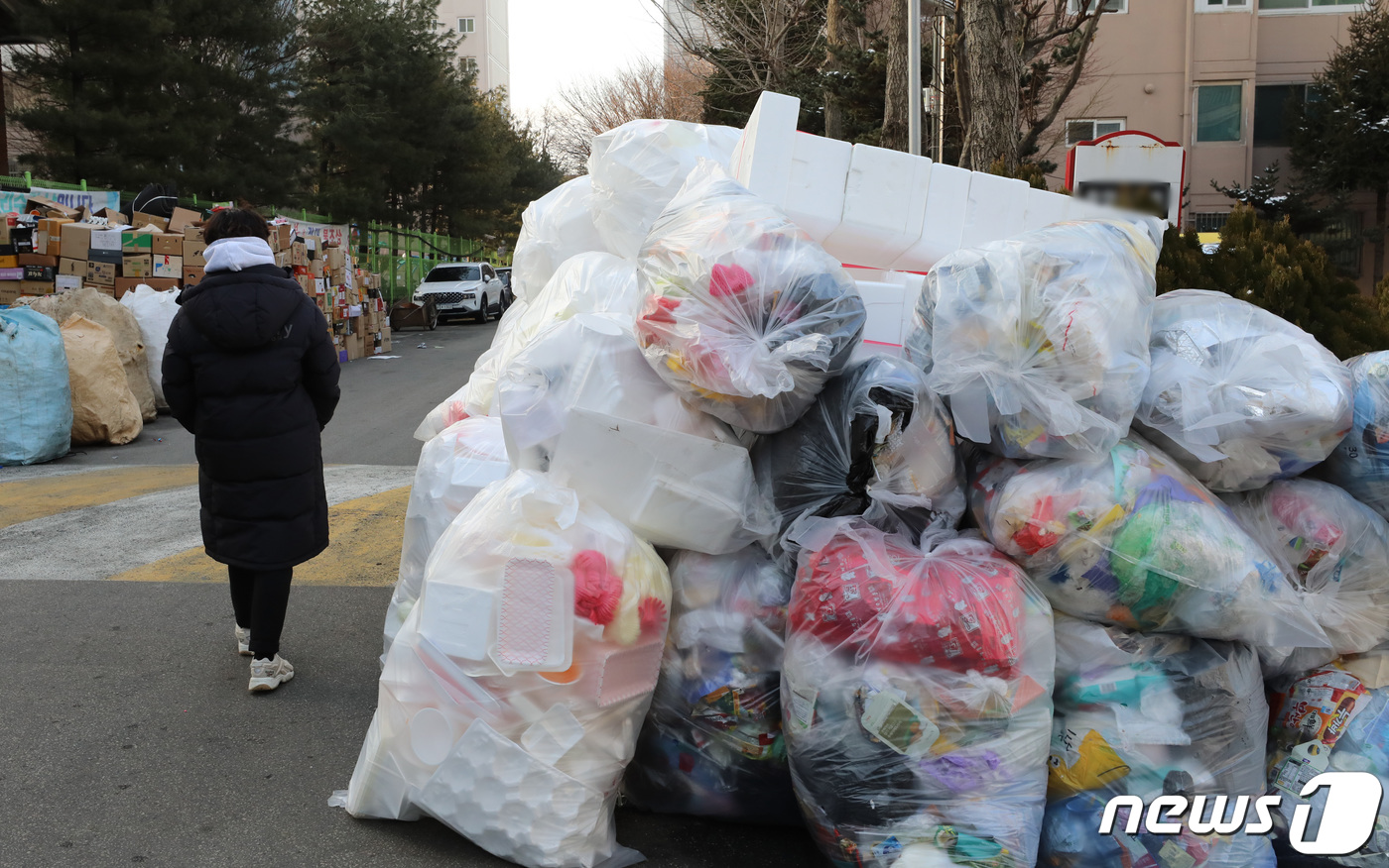(수원=뉴스1) 김영운 기자 = 설연휴 마지막 날인 2일 오전 경기도 수원시의 한 아파트 단지에 재활용 쓰레기들이 쌓여있다. 2022.2.2/뉴스1