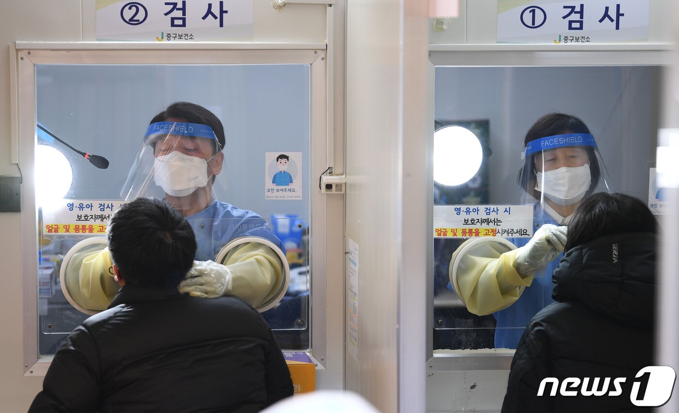 본문 이미지 - 안철수 국민의당 대선 후보가 설 연휴 마지막 날인 2일 서울 중구보건소 선별진료소에서 부인 김미경 교수와 함께 코로나19 검체 채취 의료봉사 활동을 하고 있다. 이날 동행한 딸 안설희 박사는 행정 업무 등을 지원했다. 2022.2.2/뉴스1 ⓒ News1 오대일 기자