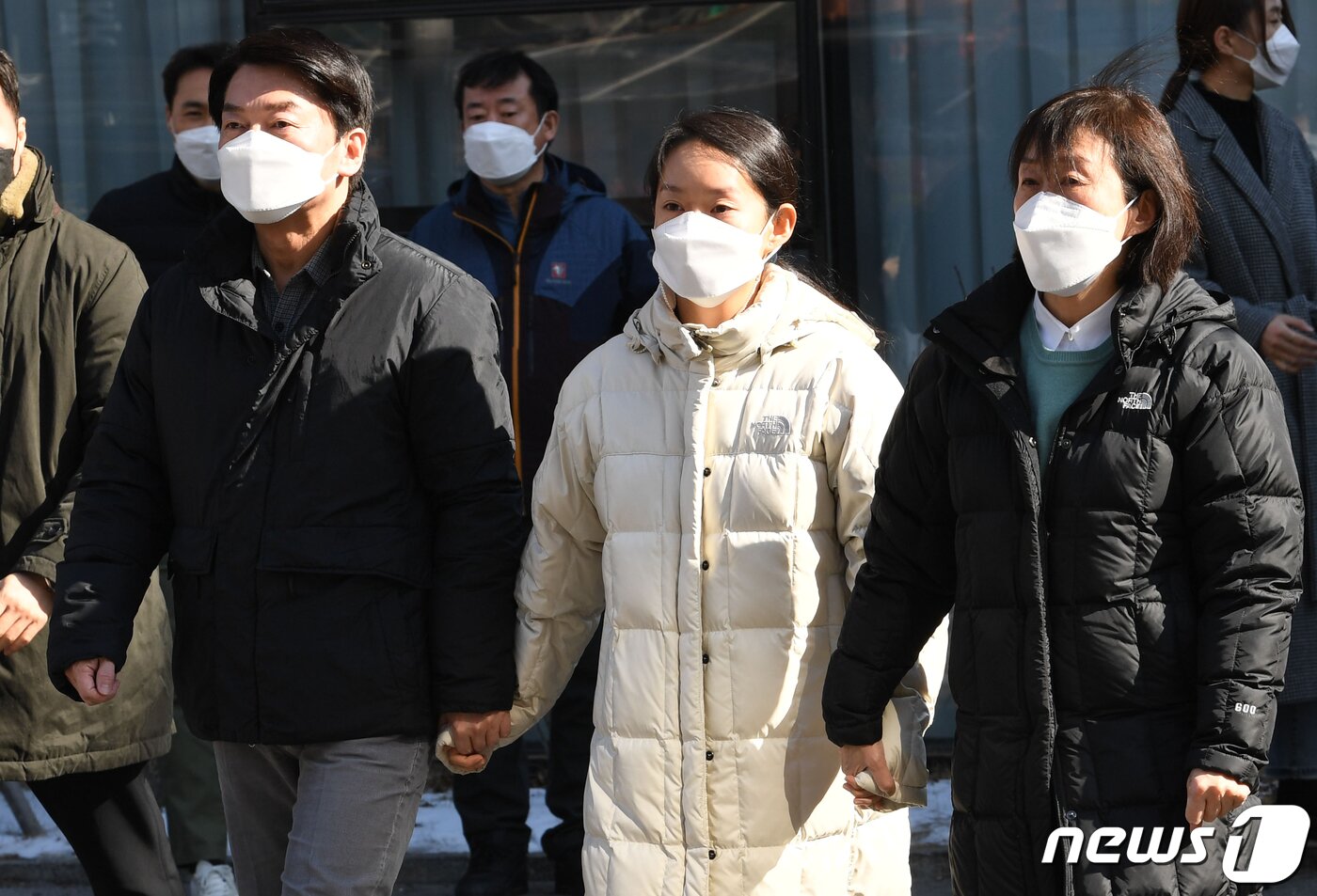 본문 이미지 - 안철수 국민의당 대선 후보가 설 연휴 마지막 날인 2일 부인 김미경 교수, 딸 안설희 박사와 함께 코로나19 의료 봉사를 하기 위해 서울 중구보건소 선별진료소에 도착하고 있다. 이날 안 후보 부부는 검체 체취를, 딸 안설희 박사는 행정 업무 등을 지원했다. 2022.2.2/뉴스1 ⓒ News1 오대일 기자