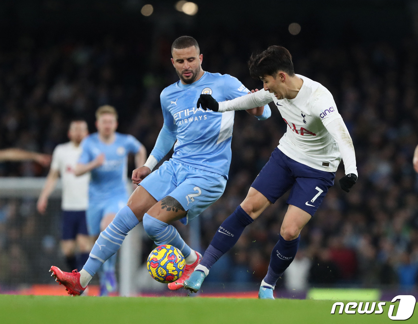 (맨체스터 로이터=뉴스1) 우동명 기자 = 토트넘의 손흥민이 19일(현지시간) 영국 맨체스터 에티하드 스타디움에서 열린EPL 맨시티와 경기서 상대 선수 카일 워커와 볼을 다투고 있 …