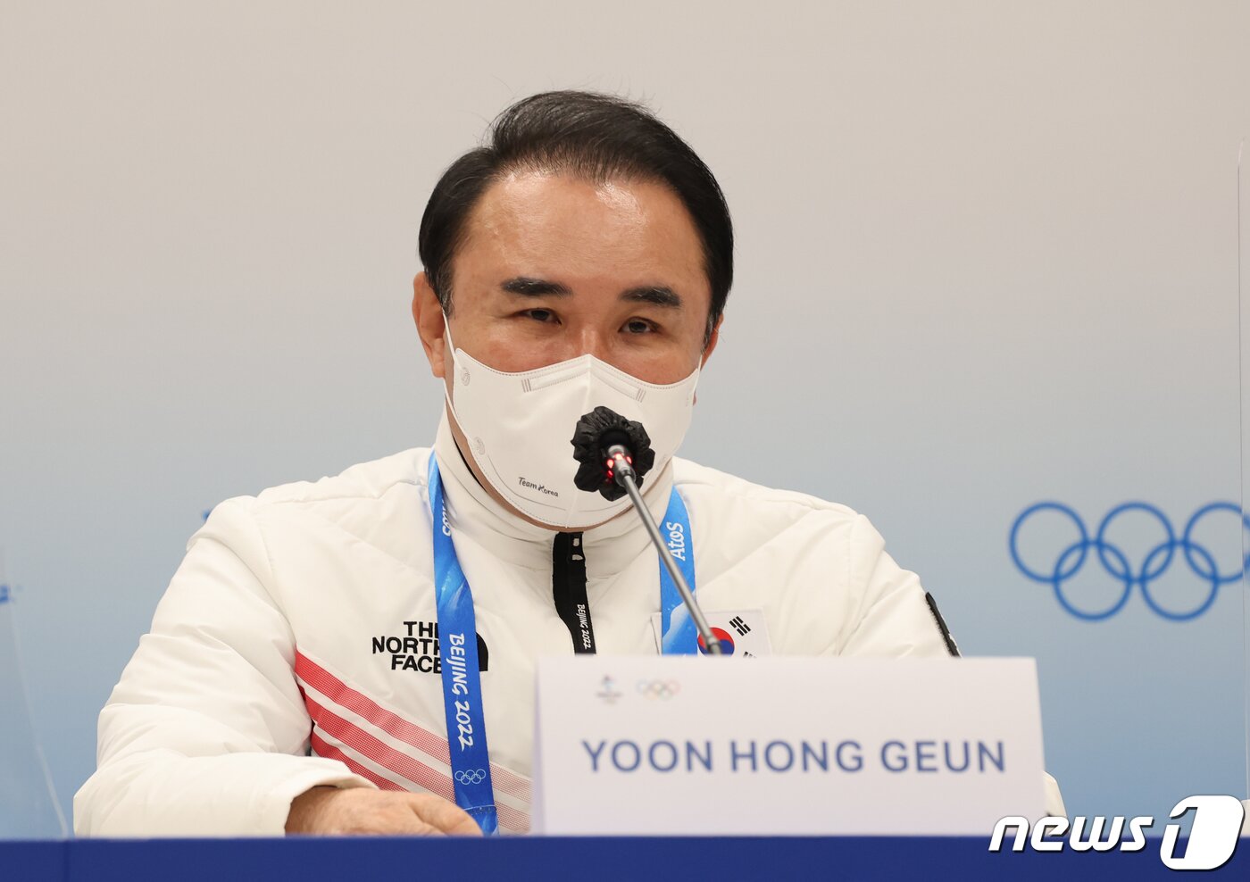 본문 이미지 - 윤홍근 대한민국 선수단장이 20일 중국 베이징 메인미디어센터에서 열린 2022 베이징 동계올림픽 대회 결산 기자회견에서 성적보고를 하고 있다. 한국은 금메달 2개, 은메달 5개, 동메달 2개 총 9개로 종합 순위 14위에 올랐다. 2022.2.20/뉴스1 ⓒ News1 안은나 기자