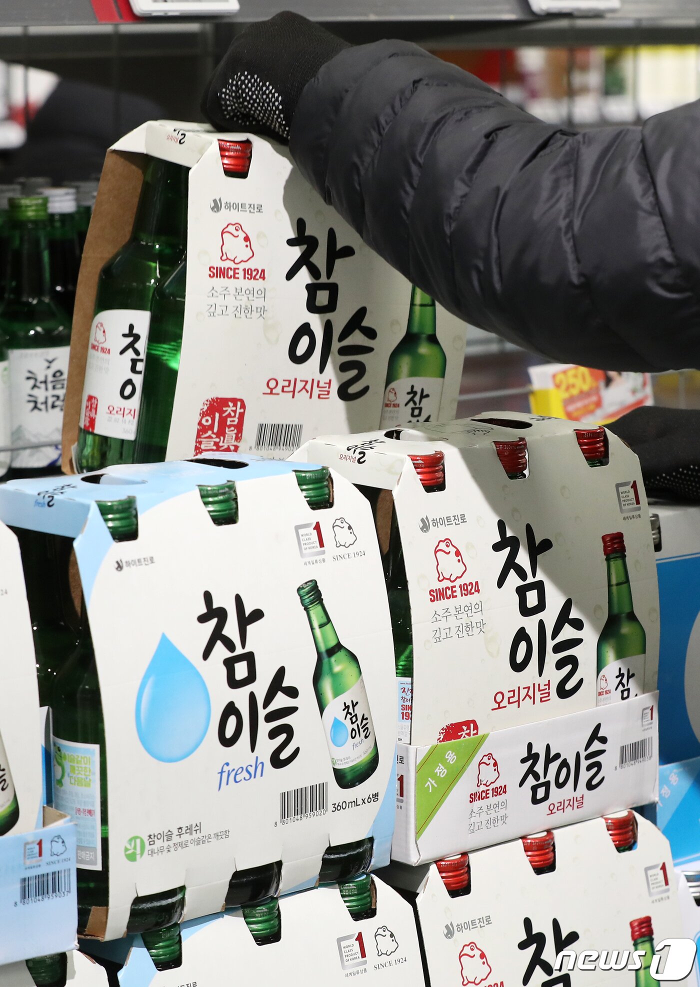 본문 이미지 - 서민들의 술 소주, 맥주 가격이 들썩이고 있다. 소주의 핵심 주원료 주정값이 10년만에 인상된 데 따른 것이다. 하이트진로는 오는 23일부터 소주류 제품의 출고가격을 7.9% 인상할 계획이다. 맥주 가격도 들썩이고 있다. 오는 4월부터 주세법 개정안 적용에 따라 맥주의 세금이 ℓ당 20.8원 오른 855.2원으로 인상될 예정이기 때문이다. 20일 서울의 한 대형마트 주류 코너에서 시민들이 소주를 고르고 있다. 2022.2.20/뉴스1 ⓒ News1 민경석 기자