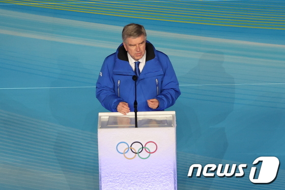토마스 바흐 IOC 위원장이 2월20일 오후 중국 베이징 국립경기장에서 열린 2022 베이징 동계올림픽 폐회식에서 발언하고 있다. 2022.2.20/뉴스1 © News1 안은나 기자