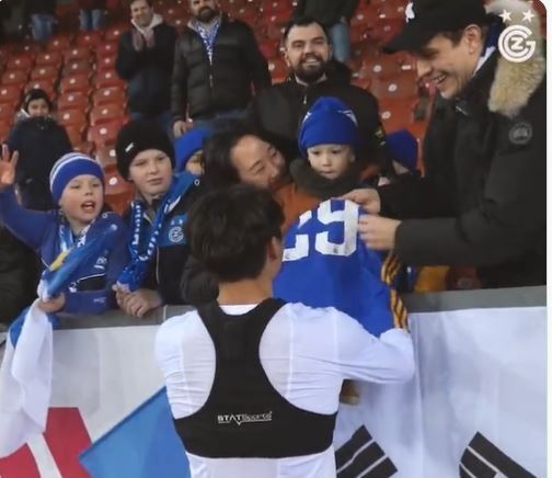 본문 이미지 - 팬들에게 유니폼을 선물하는 정상빈 (그라스호퍼 구단 SNS 영상 캡처) ⓒ 뉴스1